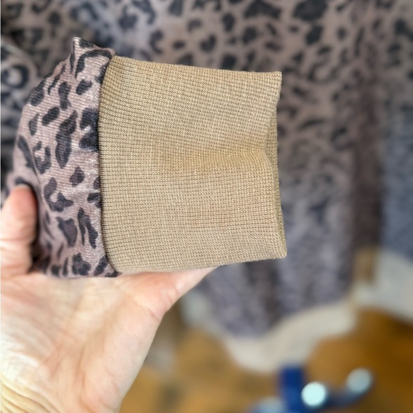 🐆 Leopard Print Pullover Long Sleeve Top, Size Large - Picture 4 of 13